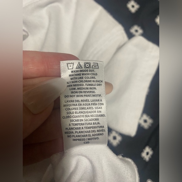 🔥2/$10 Kids White Hooded Short Sleeve sequence Shark Shirt- size 4t - Picture 5 of 5